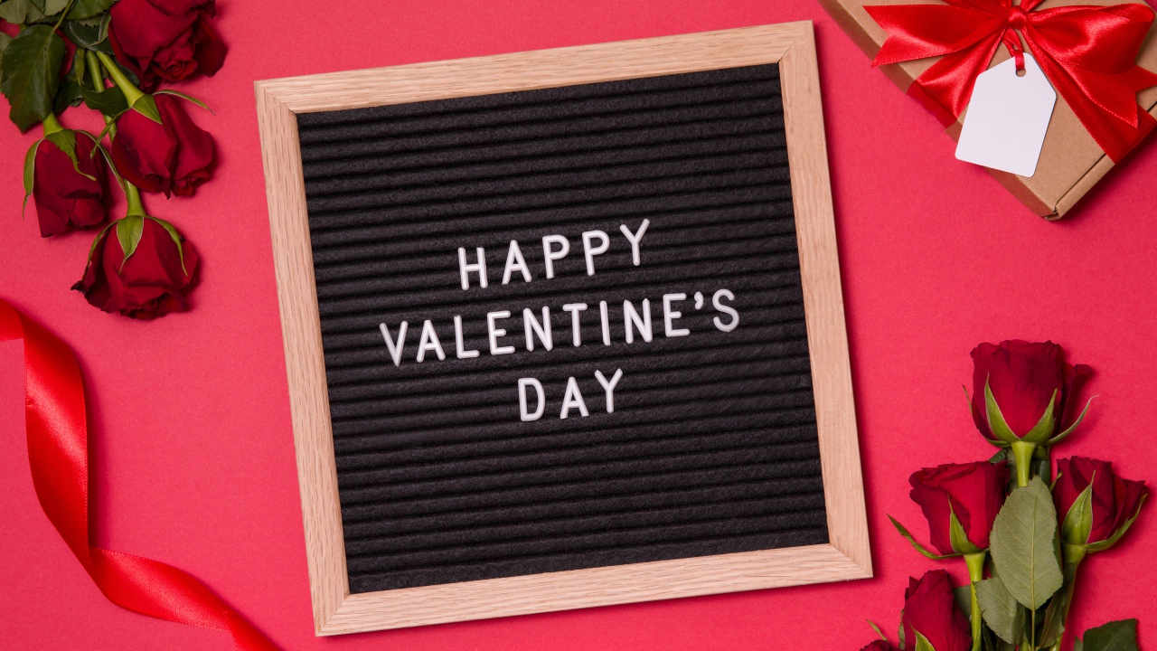 Красные розы и подарок на День Святого Валентина