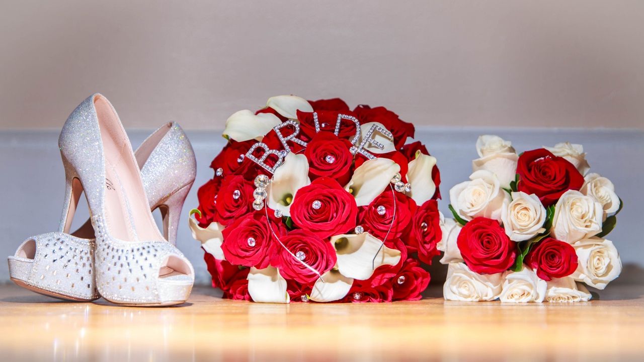 Два свадебных букета с белыми туфлями невесты 