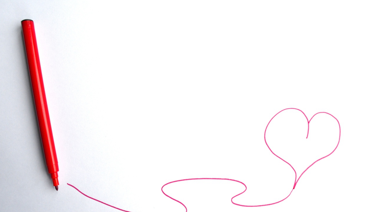 Сердце нарисовано фломастером на белом фоне 