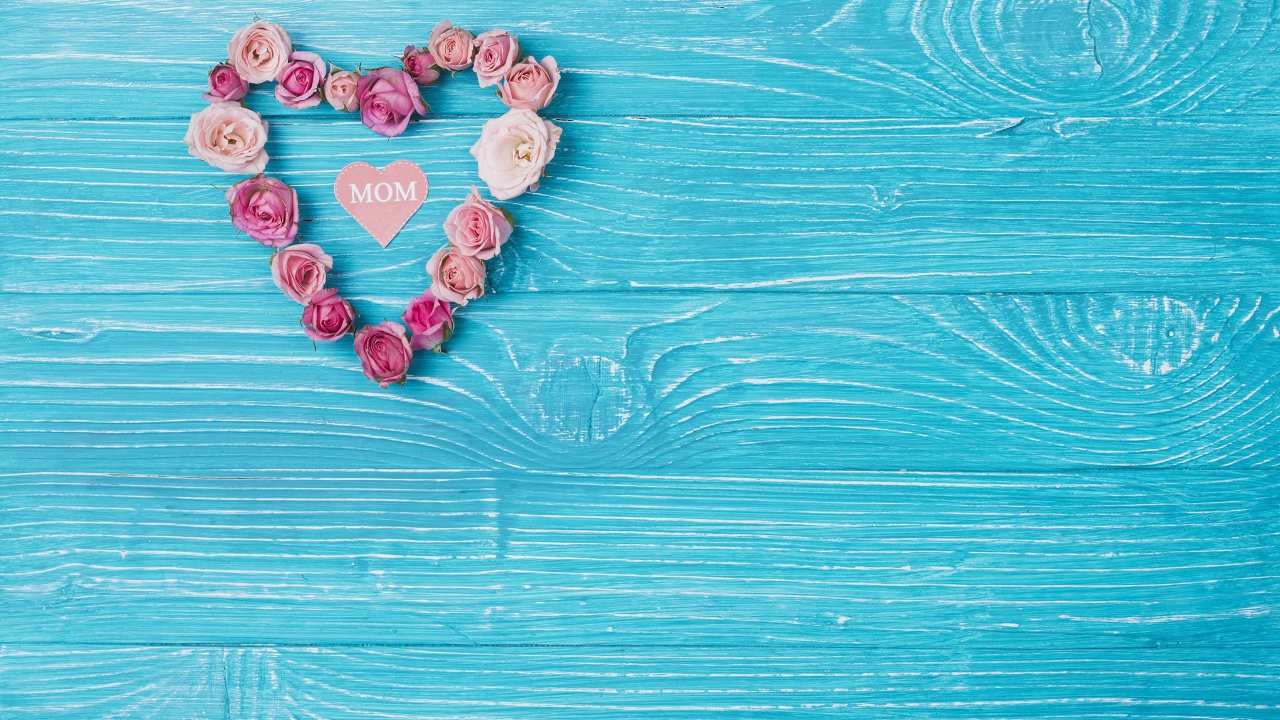 Сердце из цветом на голубом фоне для мамы