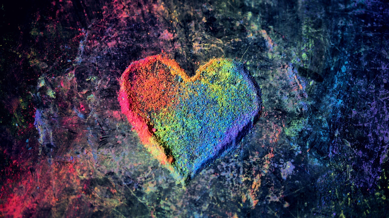 Разноцветное сердце из сухой краски на сером фоне