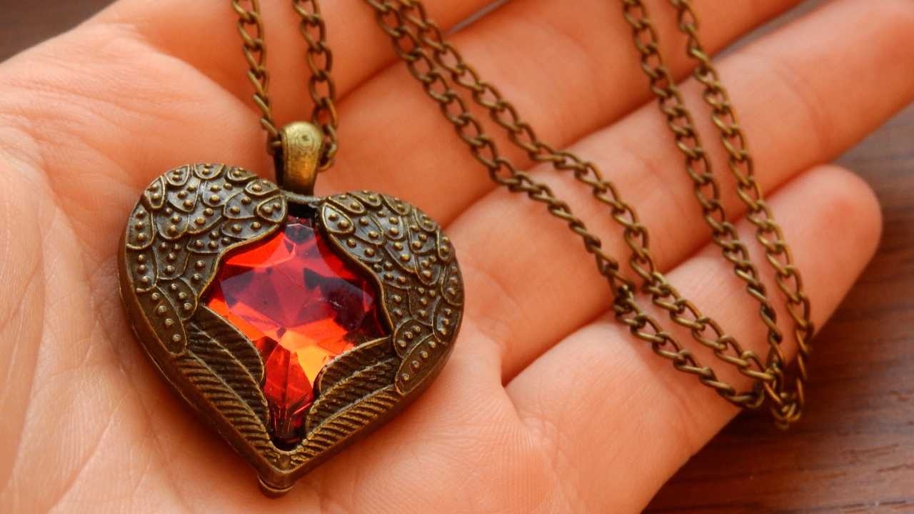 Кулон в форме сердца на ладони 