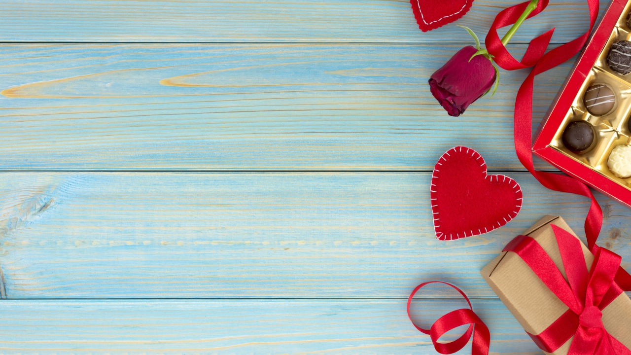 Роза, подарок, сердечки и конфеты для любимой на голубом фоне