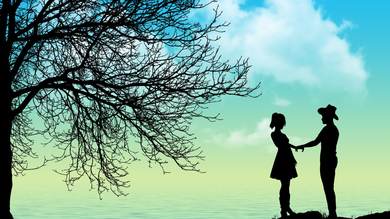 Силуэт влюбленной пары у дерева на берегу моря