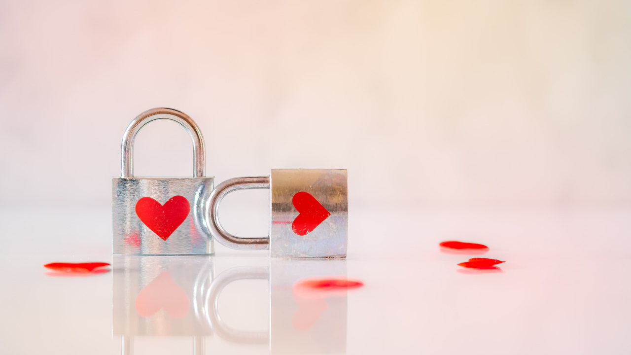 Два замка для влюбленных с красными сердечками