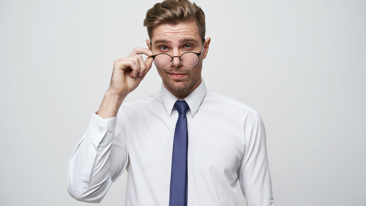 Стильный мужчина в белой рубашке в очках 