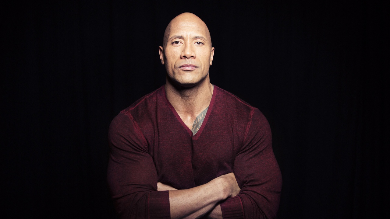 Актер Дуэйн Джонсон на черном фоне