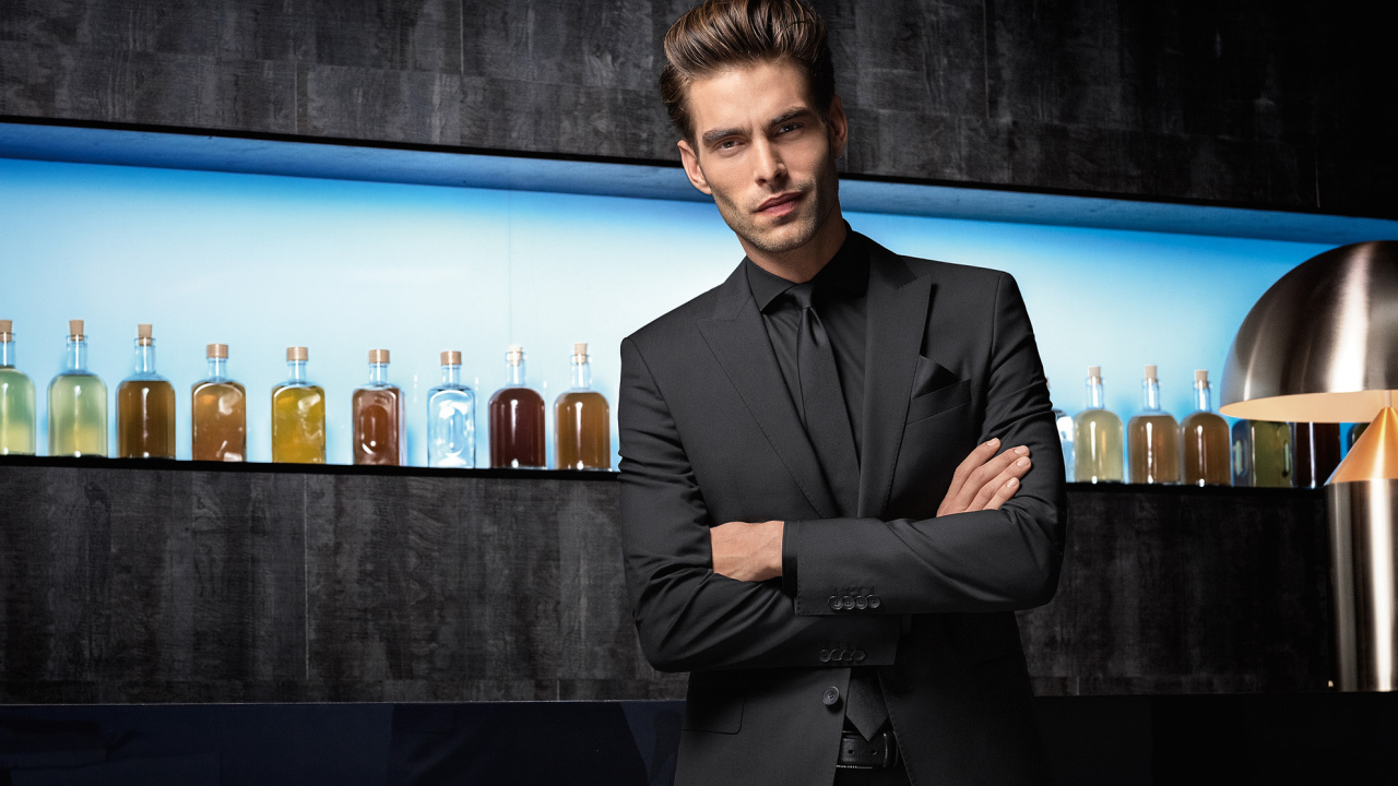 Стильный мужчина, актер Джон Кортахарена в костюме