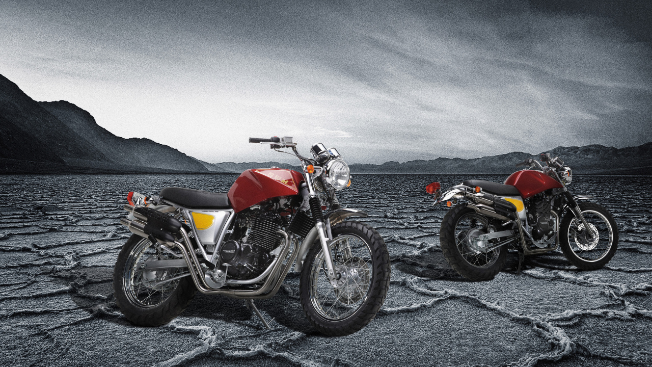 Два мотоцикла SWM Silver Vase 440 под грозовым небом 