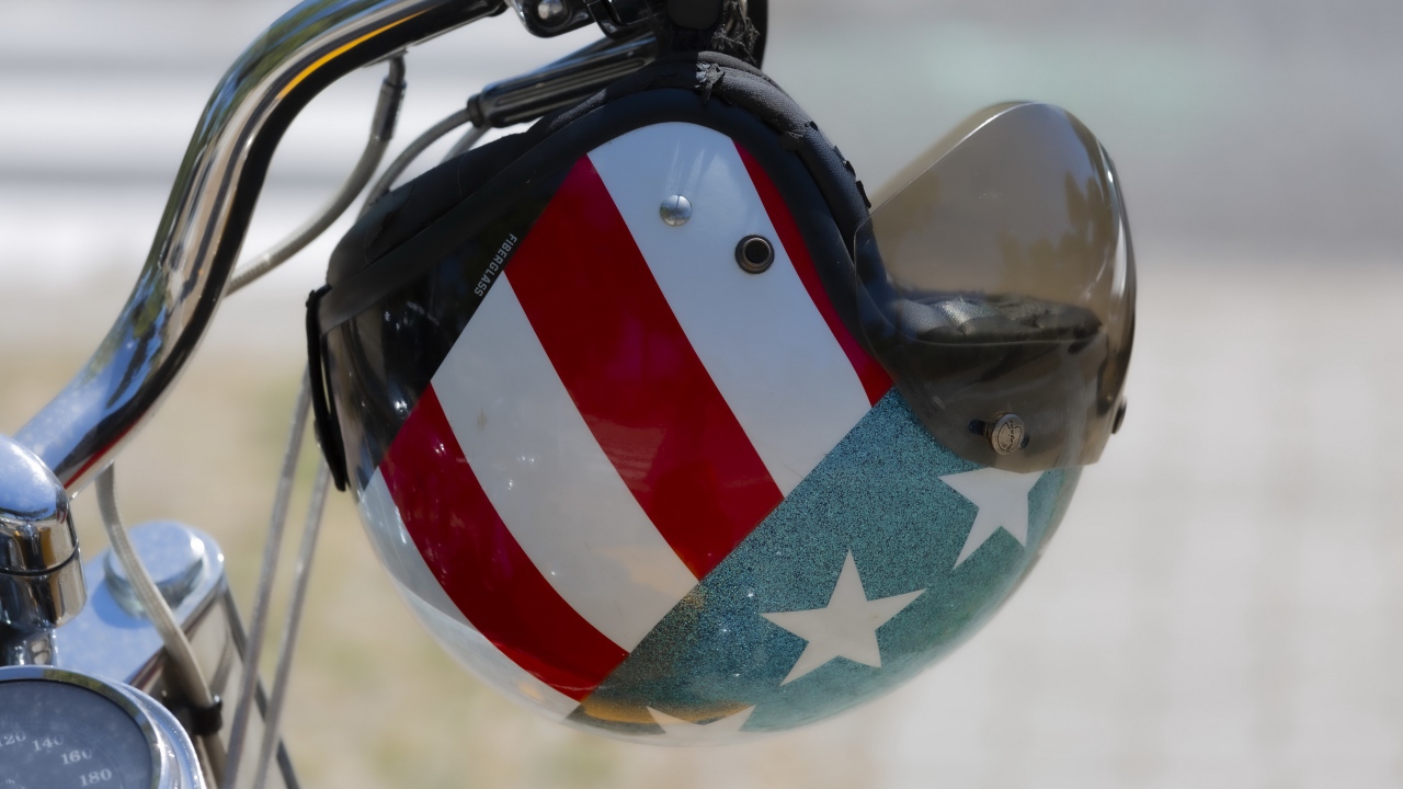 Шлем мотоциклиста в флагом США