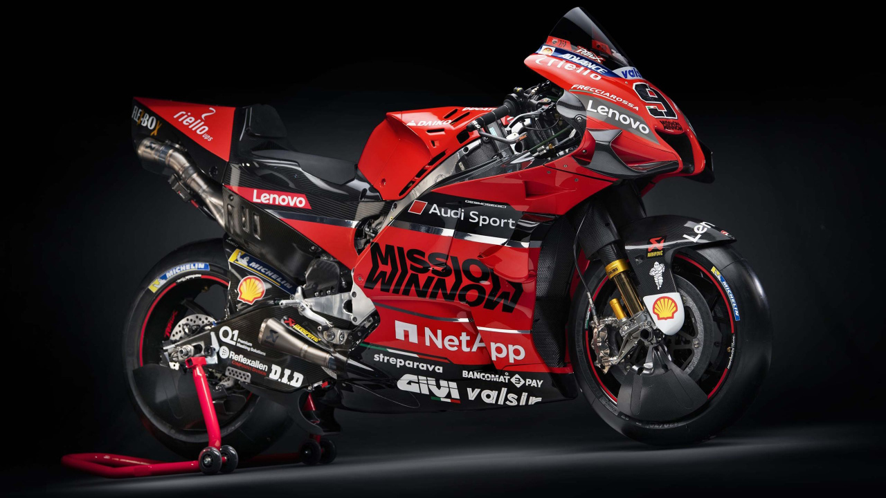 Красный мотоцикл Ducati Desmosedici GP20 2020 года на сером фоне
