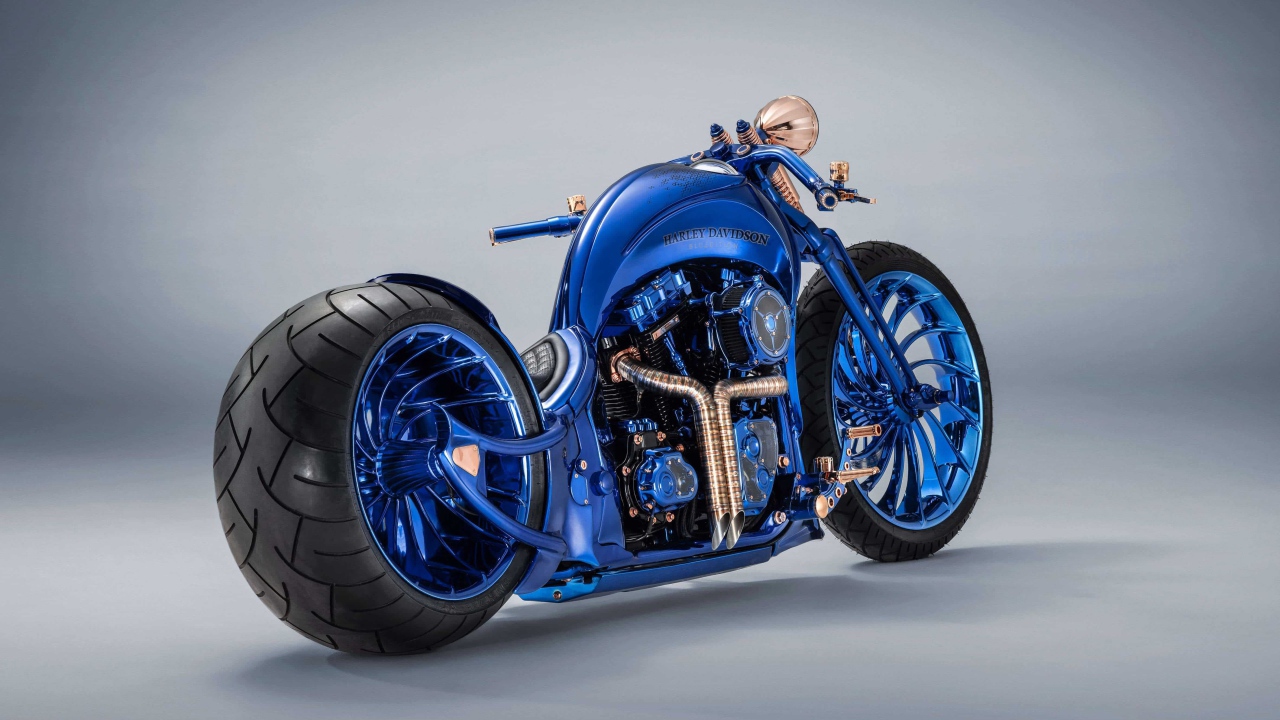 Синий дорогой мотоцикл Harley Davidson на сером фоне