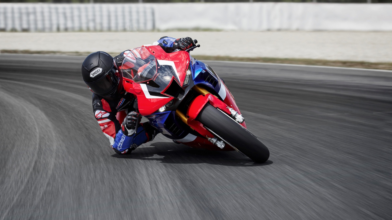 Мотоцикл Honda CBR1000RR-R Fireblade SP 2020 на кроссе