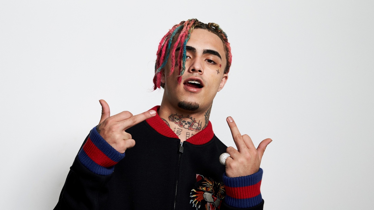 Американский рэпер Lil Pump на сером фоне