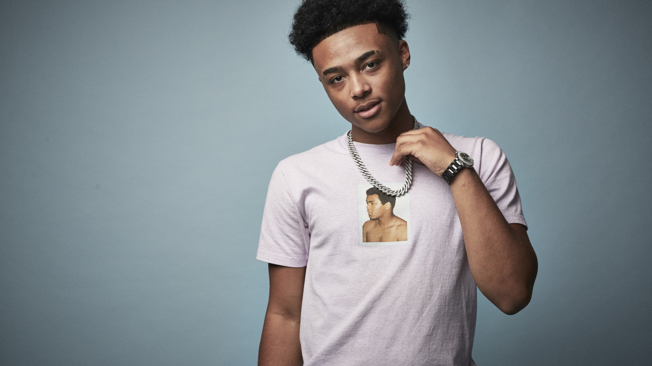 Американский певец, рэпер Luh Kel на сером фоне