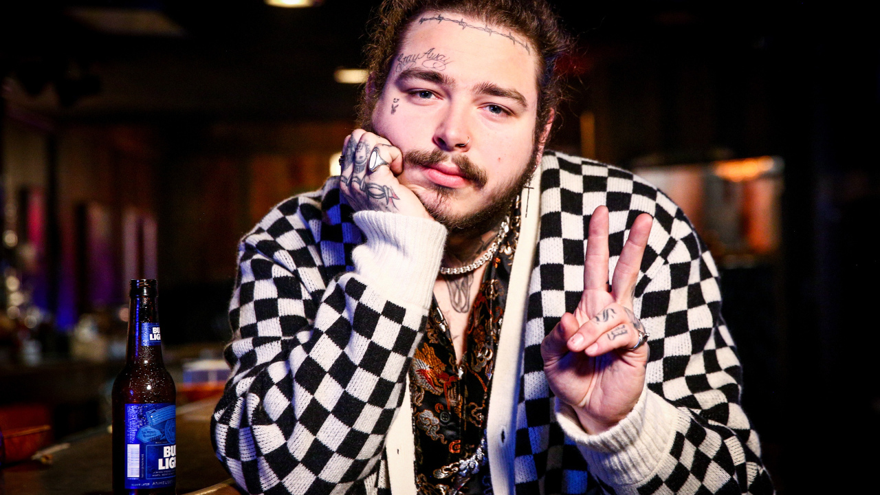 Американский певец, рэпер Post Malone с татуировками на теле