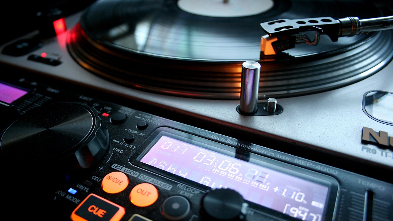 Диджейский виниловый проигрыватель 