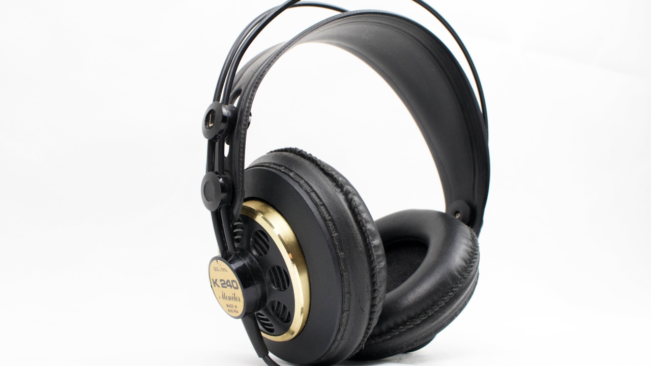 Большие черные наушники с микрофоном на белом фоне