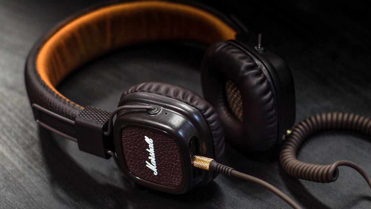 Большие кожаные наушники на столе 