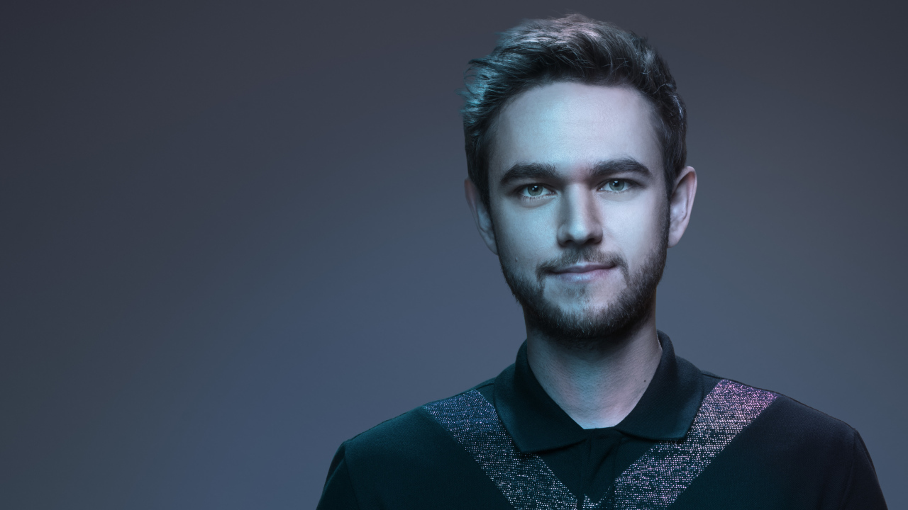 Мужчина, немецкий диджей Zedd на сером фоне