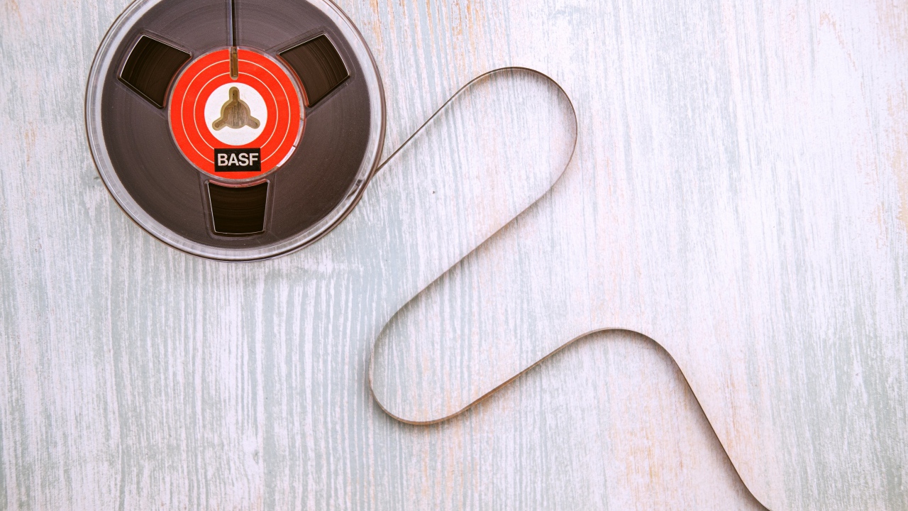 Старая катушка бобины с пленкой на столе