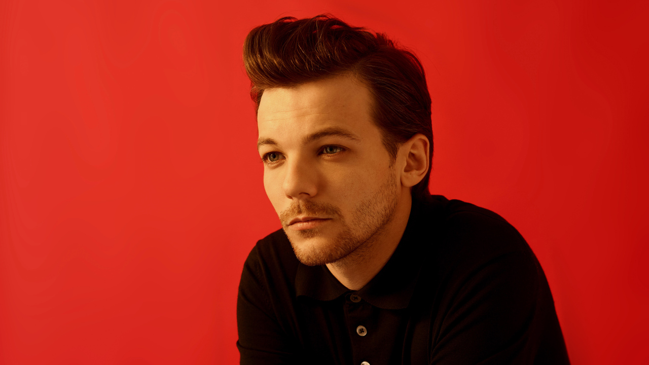 Singer Louis Tomlinson on a red background