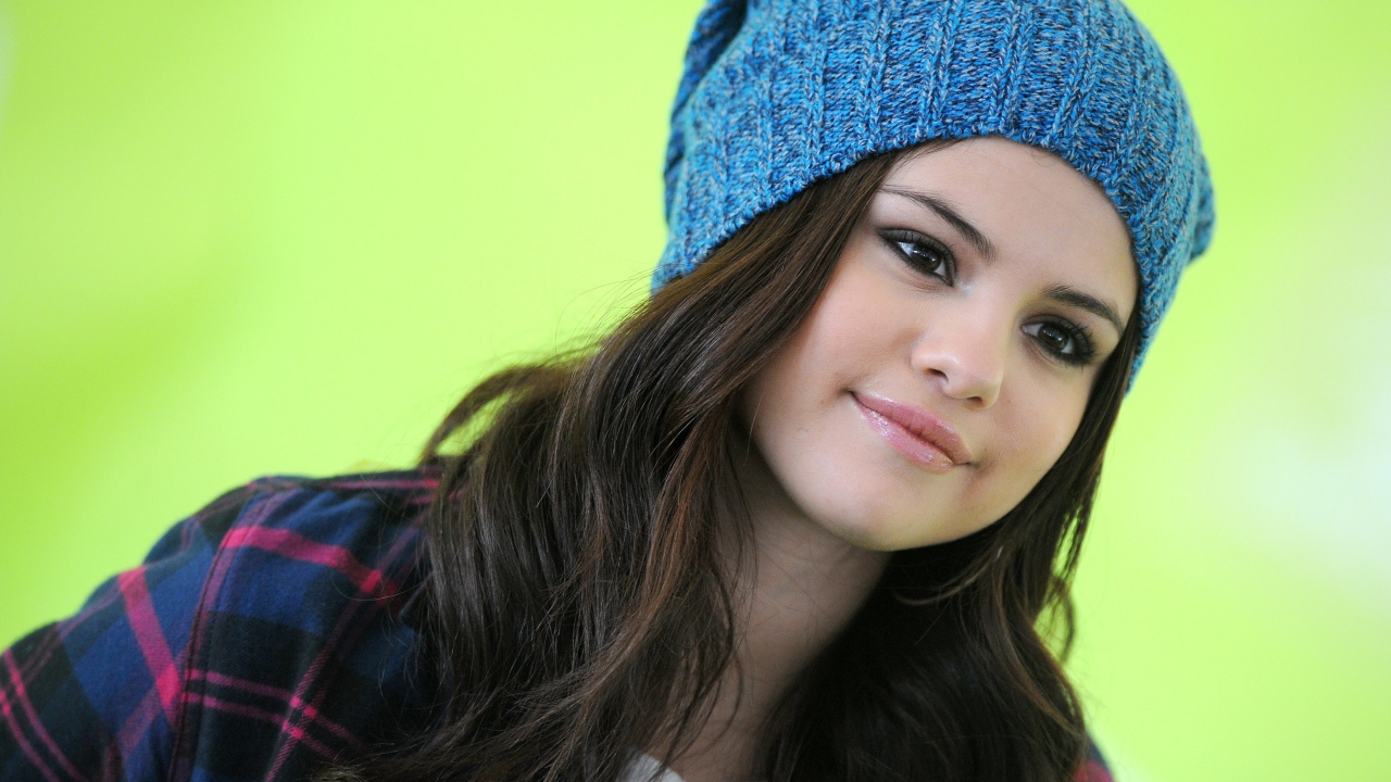 Певица Селена Гомез в вязаной шапке