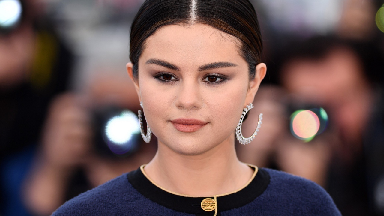 Певица Селена Гомез в большими сережками