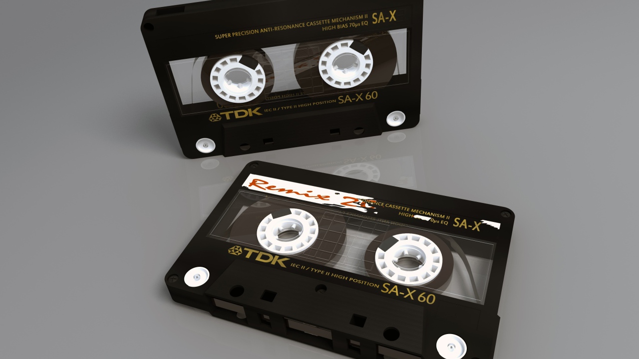 Две магнитофонные кассеты TDK на сером фоне