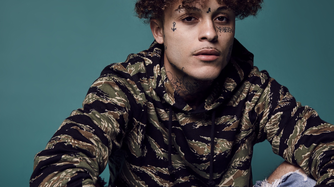 Молодой американский рэпер Lil Skies с татуировками на теле