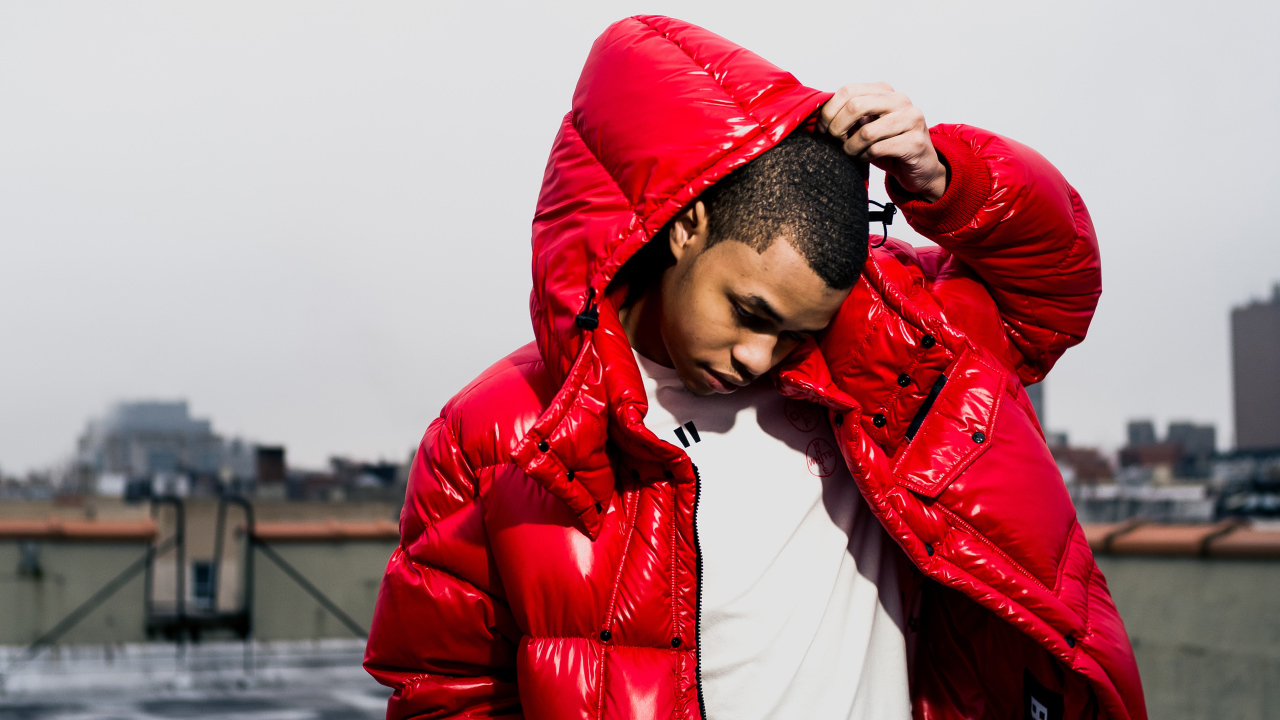 Молодой рэп исполнитель Jay Gwuapo в красной куртке