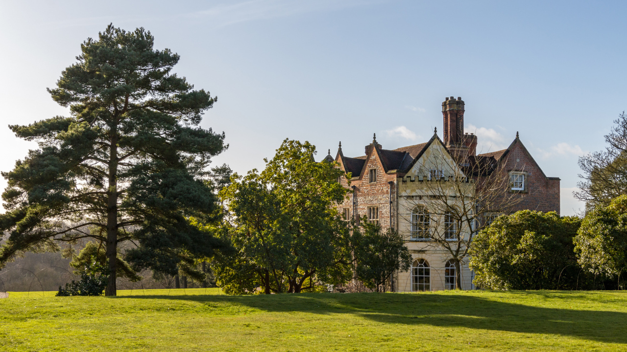 Красивый дом с деревьями и зеленым газоном