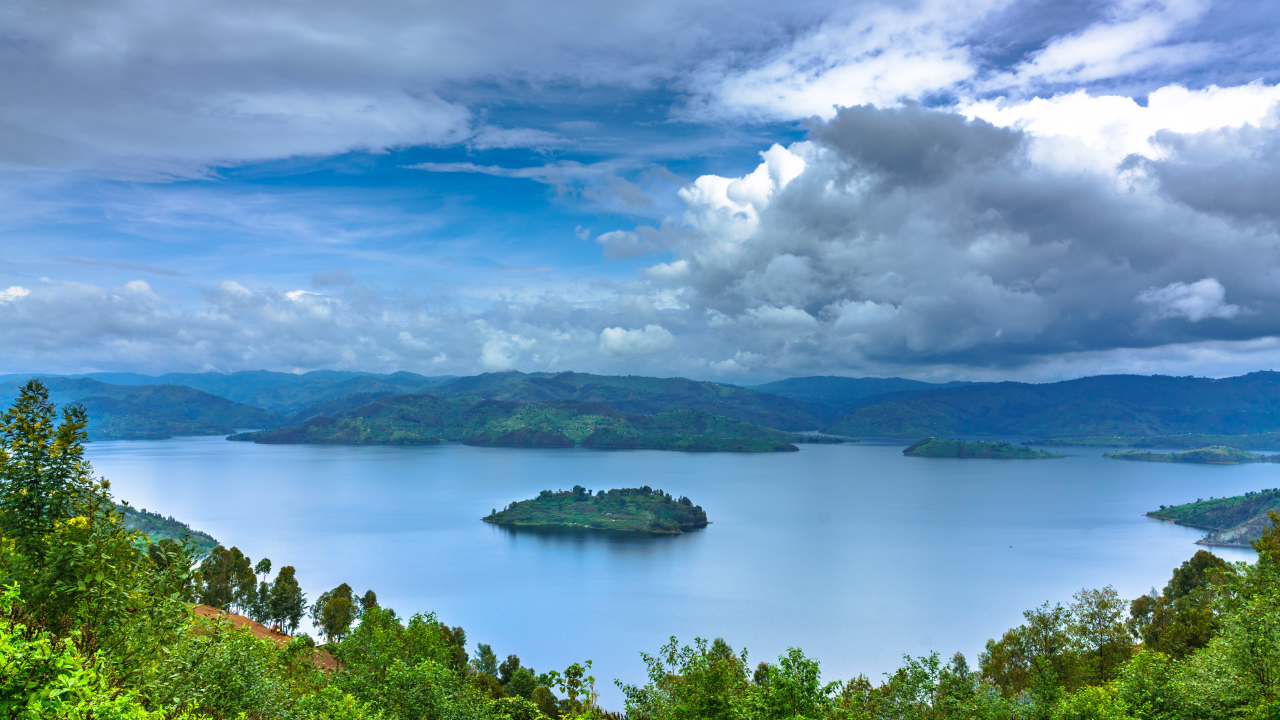 Красивый вид с высока на залив под грозовыми облаками