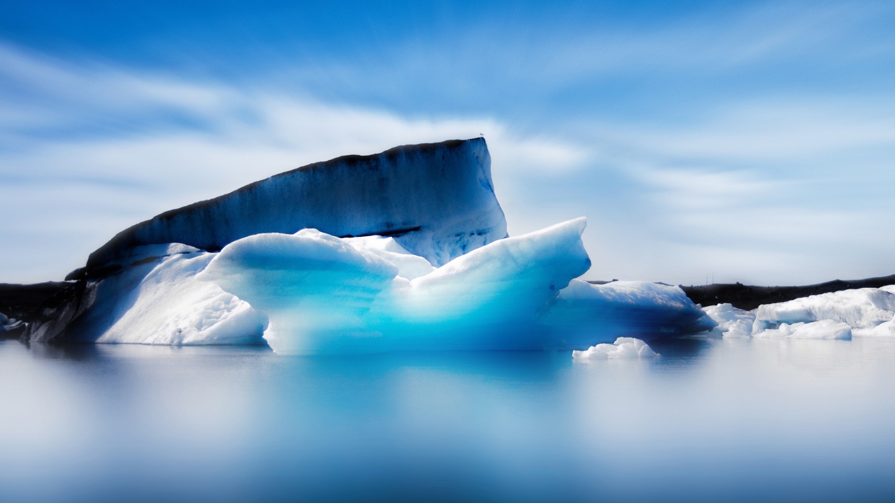 Большой синий айсберг в океане на фоне неба