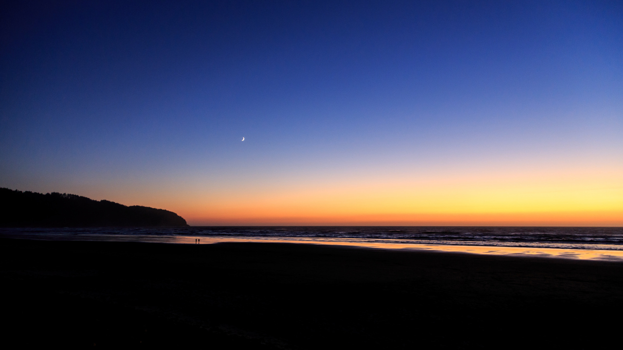 Спокойное море на закате солнца под голубым небом