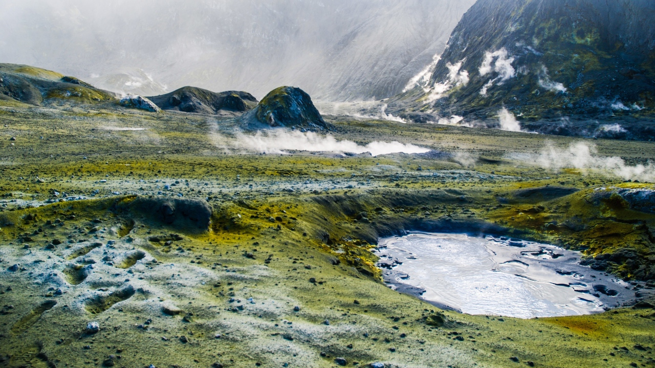 Горячие гейзеры у подножия гор 
