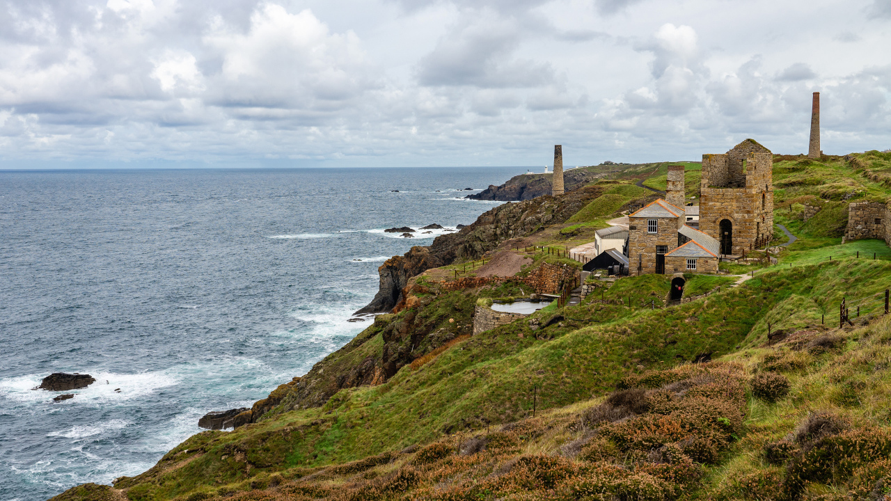 Дом на берегу скалы у океана 