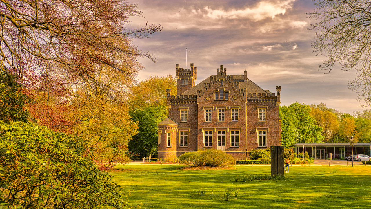 Большой трехэтажный дом в зеленом парке