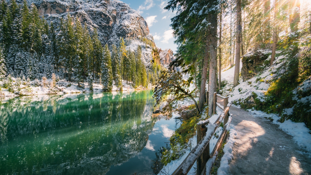 Красивый вид на холодную реку и заснеженные горы