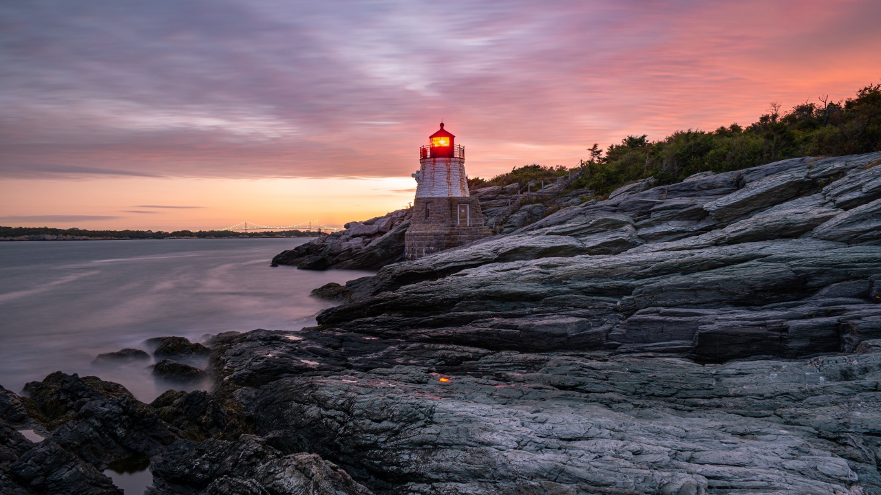 Каменный берег в океане с маяком 
