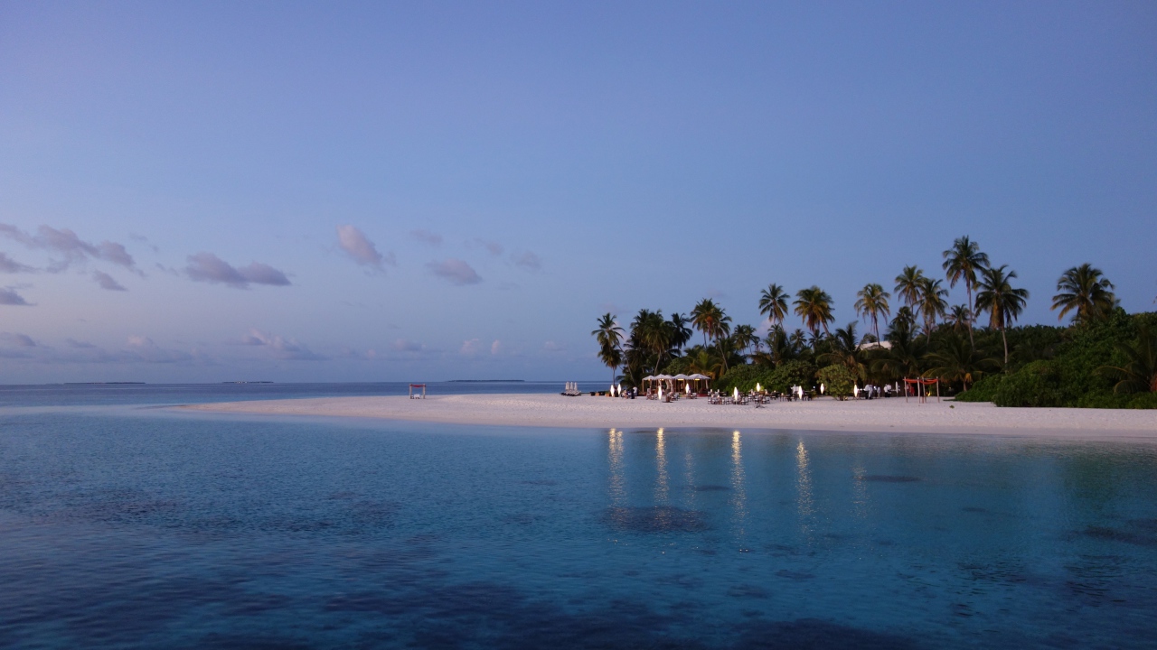 Спокойная голубая вода в океане на тропическом пляже в сумерках