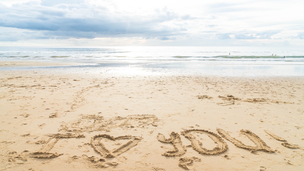 Надпись я тебя люблю на песке у моря 