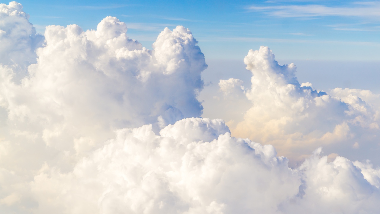 Красивые белые облака в голубом небе