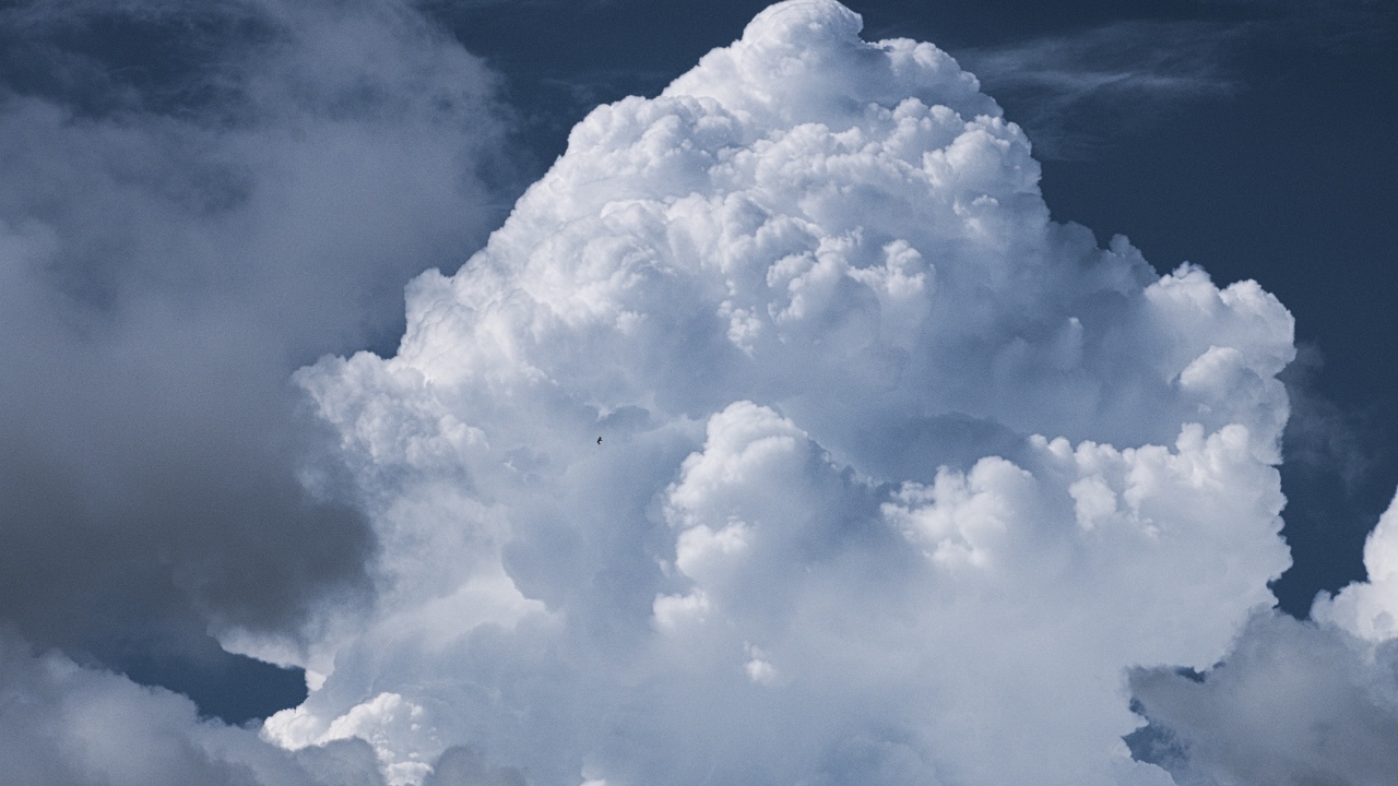 Большое белое облако в небе крупным планом