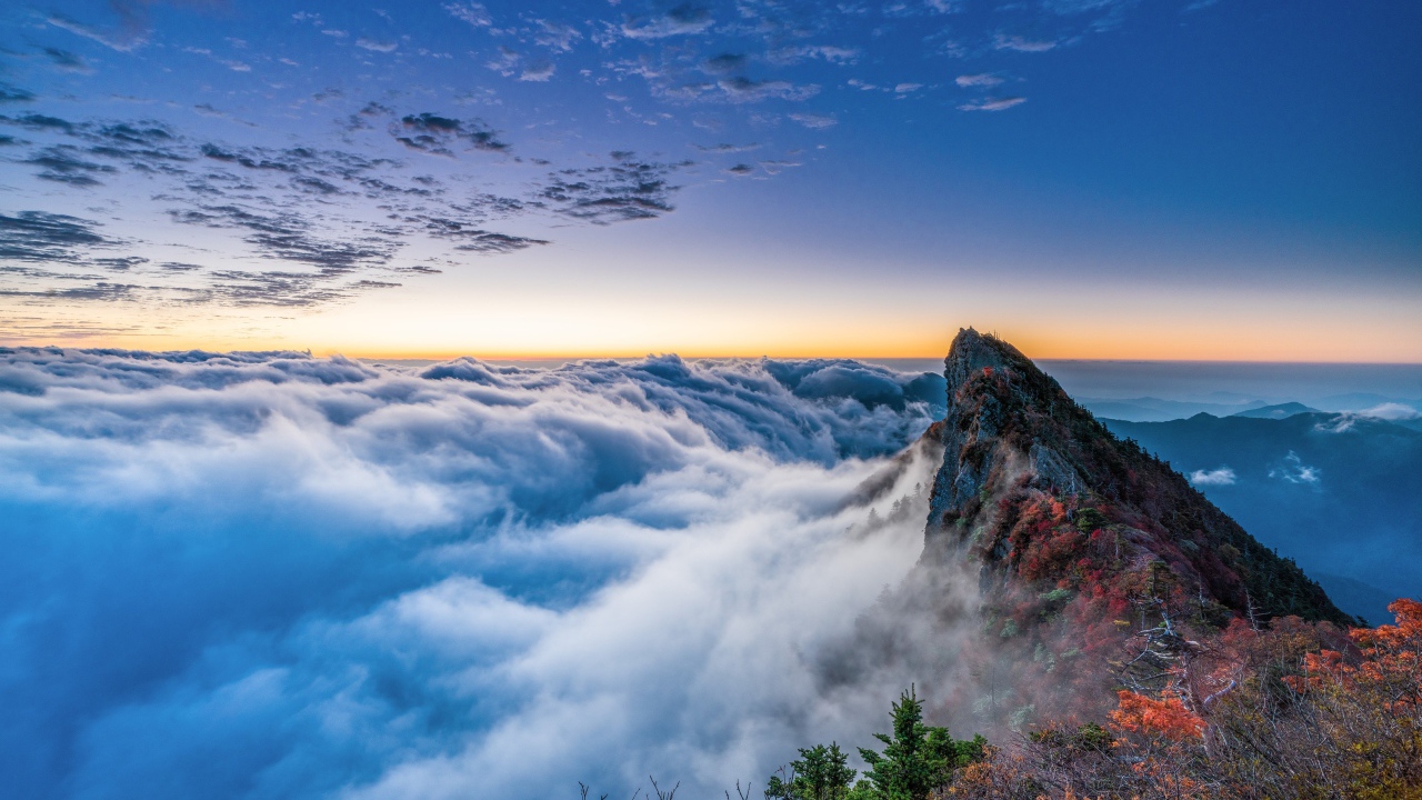 Густые белые облака над горами 