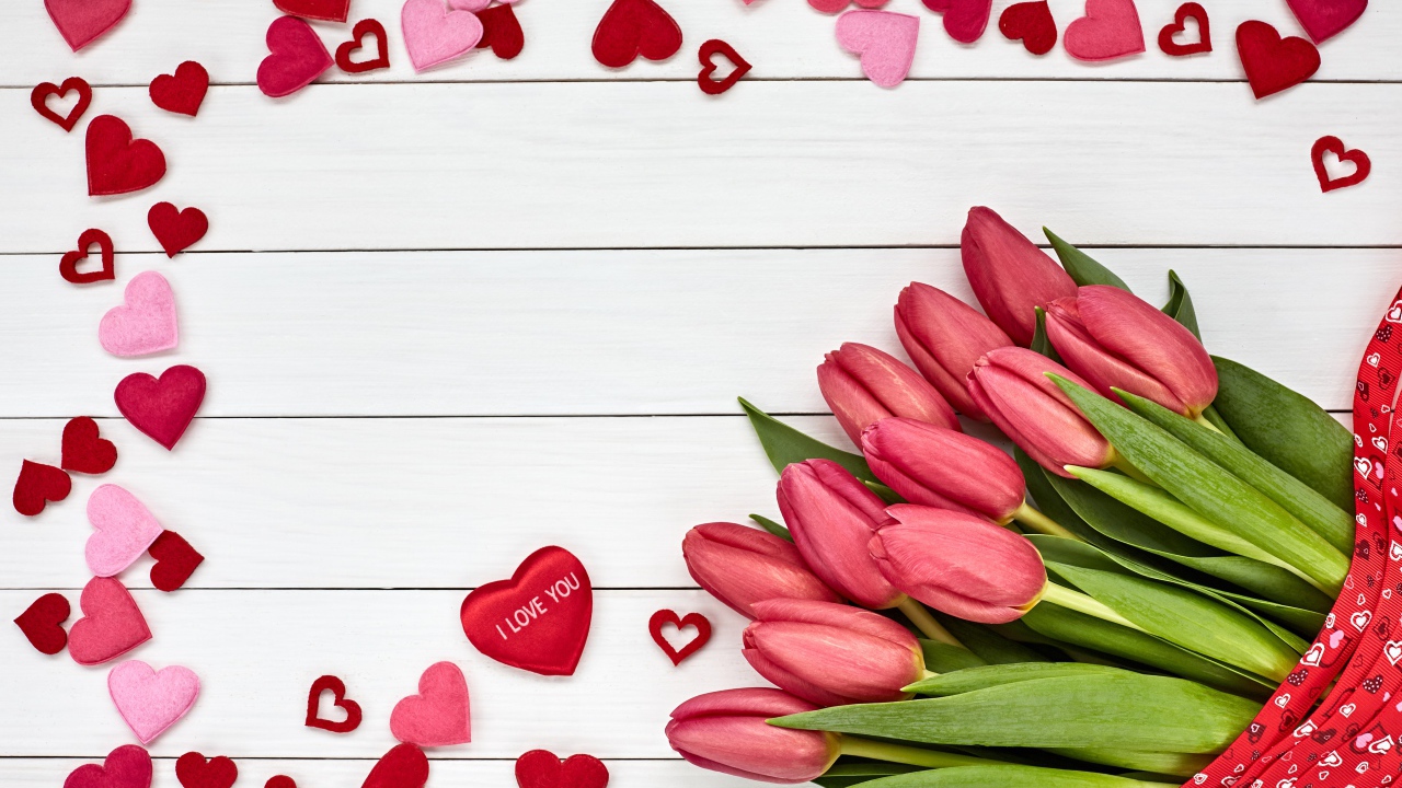 Большой букет красных тюльпанов с сердечками