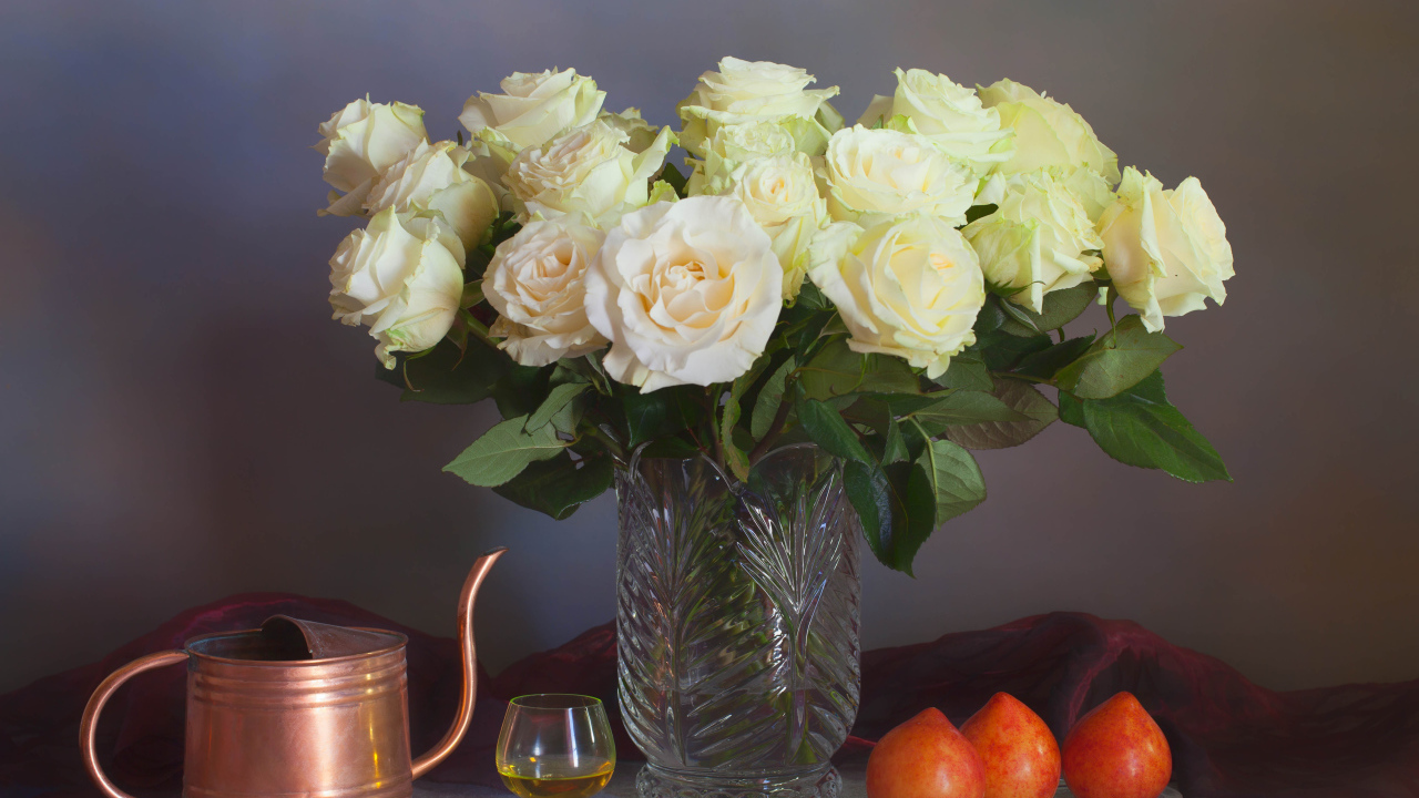 Большой букет белых роз в вазе на сером фоне