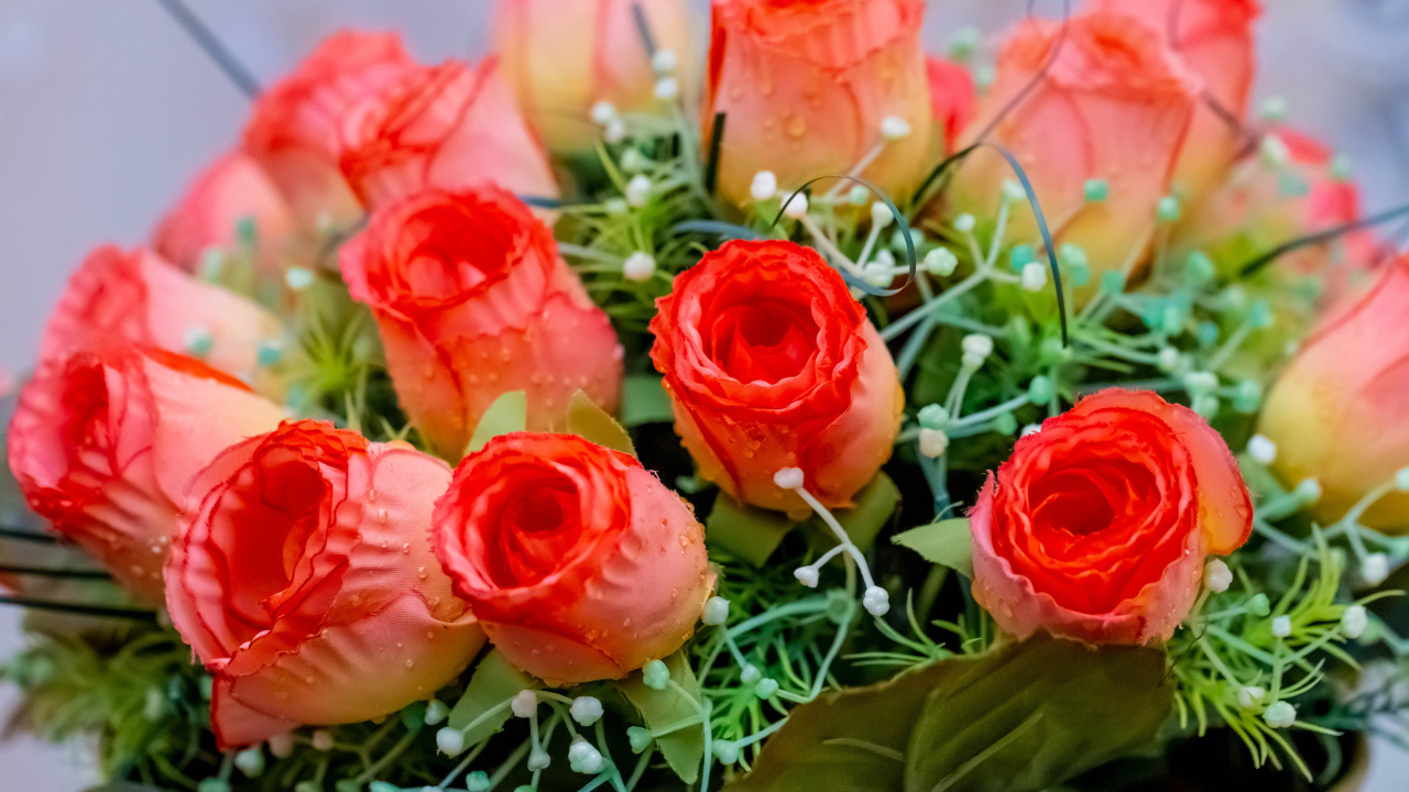Букет искусственных роз крупным планом
