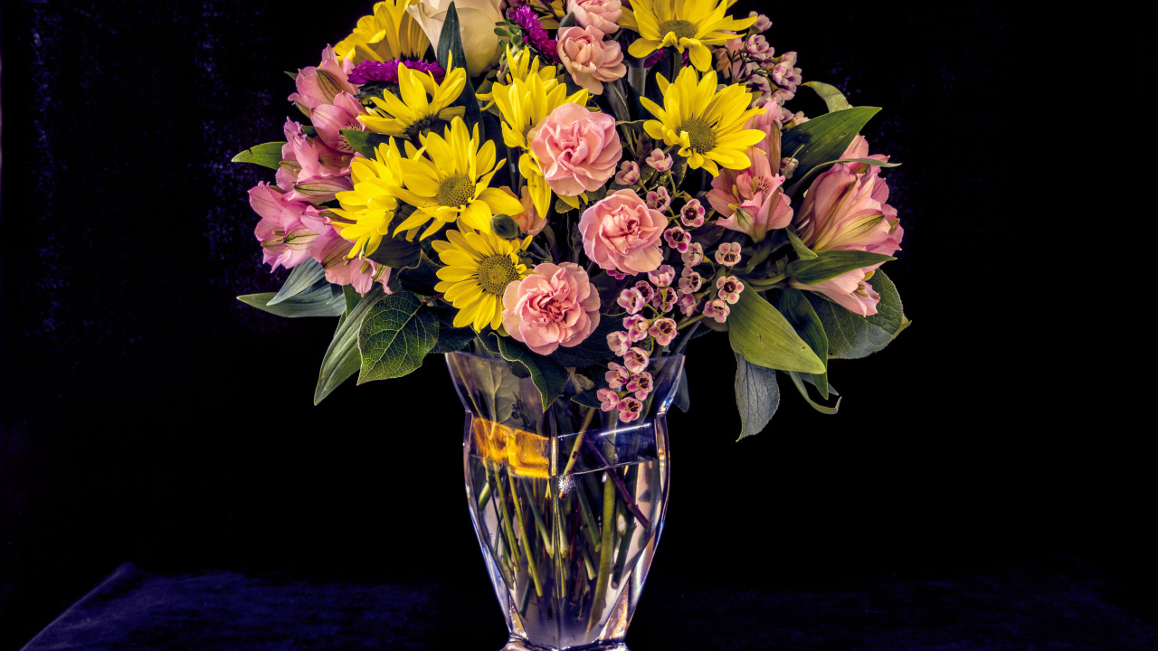 Букет красивых разноцветных цветов в вазе на черном фоне