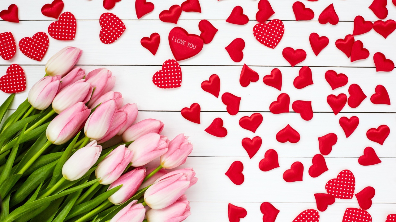 Букет розовых тюльпанов на белом фоне с красными сердечками